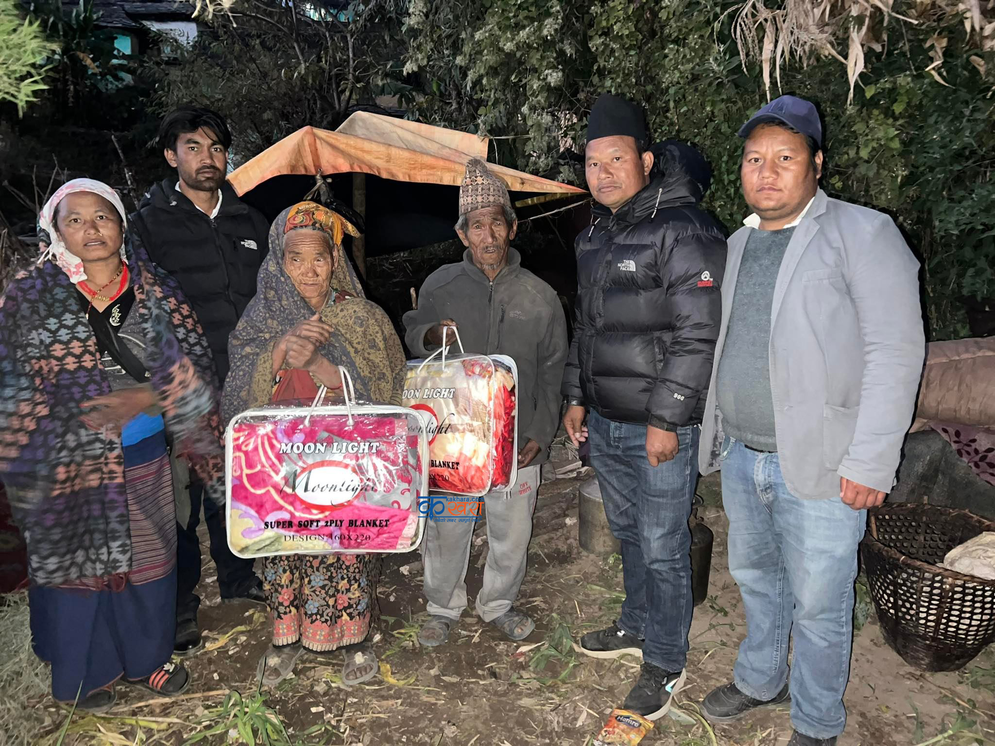 भूमे–३ का एक बेसहारा परिवारलाई राहत वितरण 